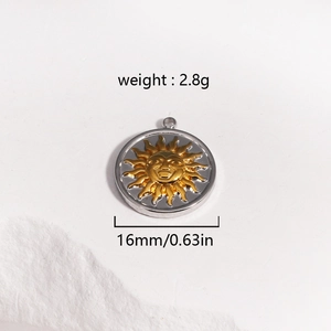 Vue détaillée d'un pendentif soleil de 16mm pesant 2,8g aux tons dorés et argentés