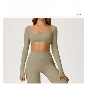 Vue macro du crop top à manches longues en tissu élastique à séchage rapide pour yoga