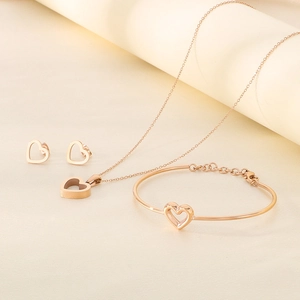 Parure de bijoux coeur évidé plaqué or comprenant collier, boucles d'oreilles et bracelet chic