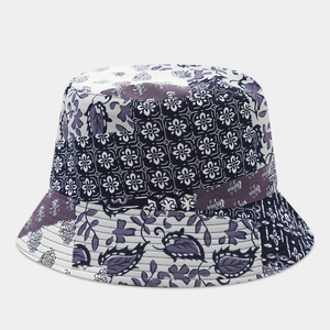 Dettaglio del cappello alla pescatora patchwork floreale con motivi viola e blu