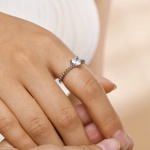 Dettaglio dello zircone a forma di cuore su anello in acciaio inossidabile con perline