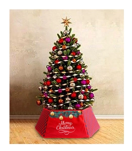 Detail der roten Merry Christmas Weihnachtsbaum-Abdeckung mit festlichen Mustern