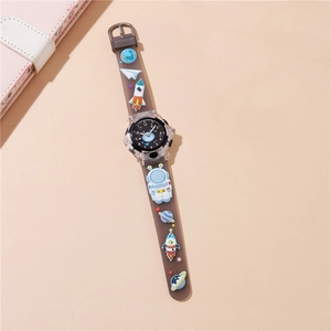 Détail d'une montre enfant astronaute avec bracelet en silicone gris et fusée 3D