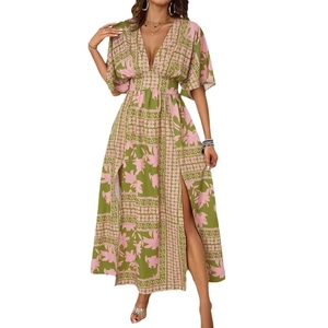Abito lungo con stampa floreale verde e rosa, scollo a V, vita alta e doppi spacchi