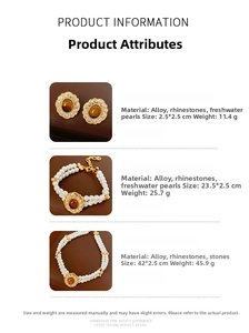 Dettaglio set gioielli vintage con occhio di tigre e perle in confezione regalo marrone
