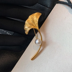Spilla elegante a foglia di ginkgo placcata oro 18K con una perla bianca raffinata
