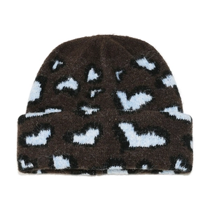 Dettaglio del berretto in maglia marrone scuro con stampa leopardata e texture soffice