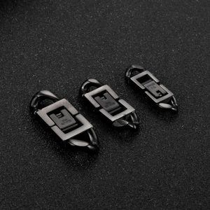 Trois tailles de fermoirs de montre en acier inoxydable noir sur fond texturé