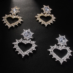Boucles d'oreilles cœur avec strass élégantes en plaqué or et argent sur fond noir