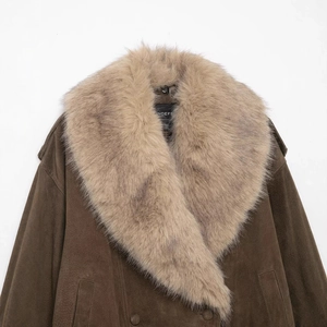 Veste en faux daim marron avec grand col en fausse fourrure beige vue à plat
