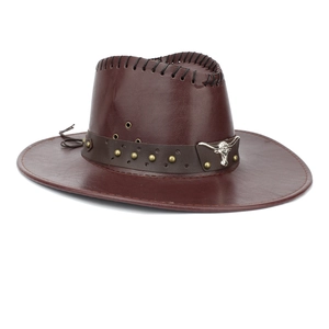 Détail d'un chapeau de cow-boy en cuir avec emblème de tête de taureau et rivets