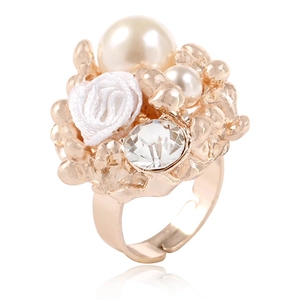 Gros plan d'une bague perle rose avec texture dorée et anneau ouvert réglable élégant