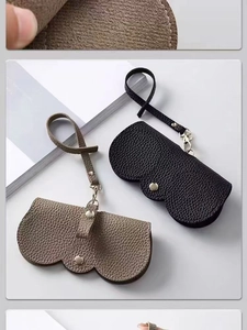 Détail d'étuis à lunettes en cuir PU noir et taupe avec texture grainée et clips