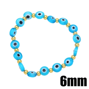 Dettaglio di un braccialetto portafortuna malocchio da 6mm con perline blu e oro