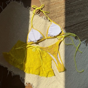 Détails du paréo en dentelle jaune fluo et de l'ensemble bikini trois pièces sexy