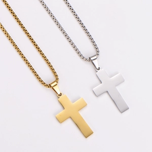 Minimalistische Kreuzanhänger aus Edelstahl in Gold und Silber mit passenden Ketten