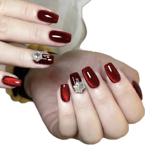 Faux ongles carrés courts œil de chat rouge cerise avec strass floraux en argent