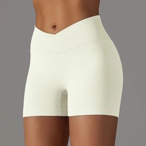 Dettaglio dei pantaloncini yoga a vita alta con vita a V incrociata e trama a coste