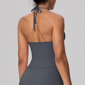 Détail du haut de sport dos nu à licou avec laçage croisé en tissu gris foncé mat