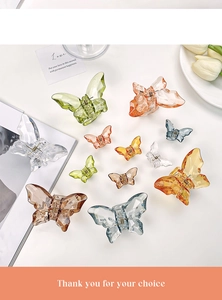 Detailed comparison of transparent butterfly hair claws in large and small sizes