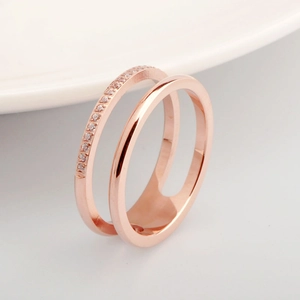 Anello a doppio strato in acciaio al titanio oro rosa con zirconi micro-pave