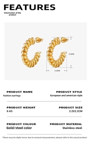 Détail macro de boucles d'oreilles créoles C torsadées en acier plaqué or 18 carats