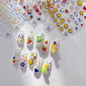 Detailansicht der 5D geprägten Nagelaufkleber mit Regenbogen, Lächeln und Herzmotiven