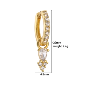 Dimensioni dettagliate degli orecchini a goccia dorati con cristalli di zircone su bianco
