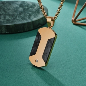 Collana da uomo con pendente esagonale in fibra di carbonio nera e oro con diamante