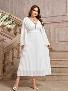 Dettagli di un abito lungo bianco in chiffon a pieghe con scollo a V e gonna drappeggiata