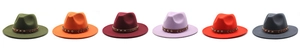 Détail de chapeaux fedora en feutre de laine avec bande en cuir clouté