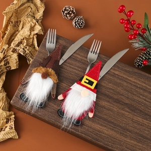 Portaposate natalizi in feltro con gnomo e renna su una tavola festiva in legno scuro
