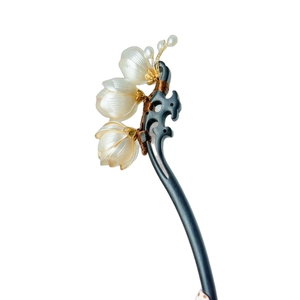 Épingle à cheveux magnolia élégante en bois d'ébène avec pétales blancs et détails dorés