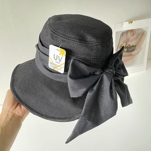 Cappello da sole in lino nero con grande fiocco ed etichetta di protezione UV