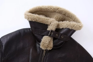 Détail de la veste aviateur marron avec col en laine de mouton et boucle métallique chic