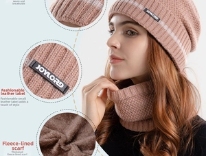 Dettaglio del set cappello in maglia rosa con morbida fodera in pile e toppa in pelle