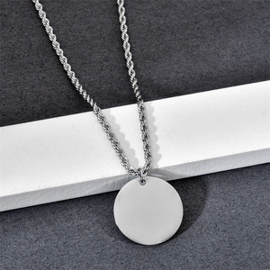 Collana con ciondolo rotondo in acciaio inossidabile argento lucido su catena a corda