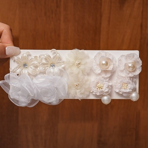Lot de dix boucles d'oreilles fleurs en tissu avec perles et strass sur carte de support