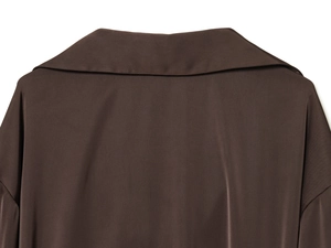 Détail du col arrière en satin chocolat avec texture lisse et finition soyeuse
