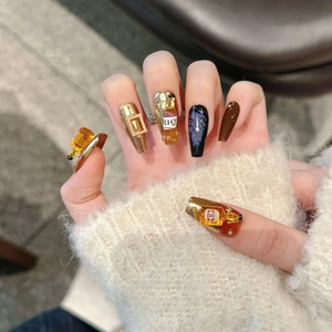 Lange ballerina kunstnagels met 3D miniatuurflesjes en gouden accenten voor dames