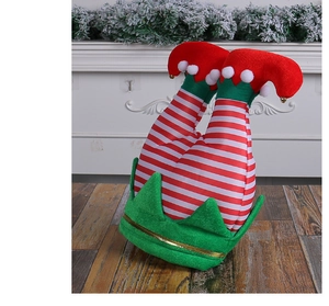 Détail de jambes de lutin de Noël rayées rouge et blanc avec de petites cloches dorées