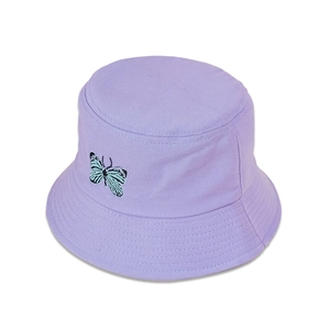 Détail de la broderie papillon turquoise sur un chapeau bob en toile de coton lilas