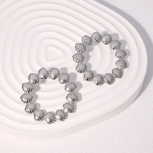 Silberne Edelstahl-Ohrstecker in Muschelform im kreisförmigen Design angeordnet