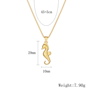 Detailansicht Seepferdchen Anhänger mit Maßen 29x10mm und Kettenlänge 45+5cm in Gold-Optik