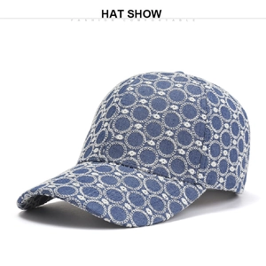Détail d'une casquette de baseball en jean bleu avec broderie florale blanche et design classique