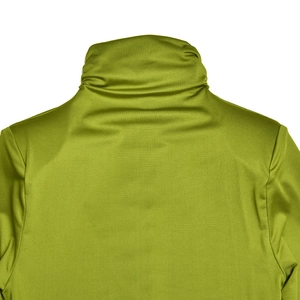 Gros plan sur la texture du tissu vert lisse et les détails du dos de la robe longue