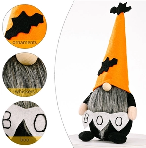 Dettaglio della barba dello gnomo di Halloween e bandiera BOO con pipistrello su cappello arancio