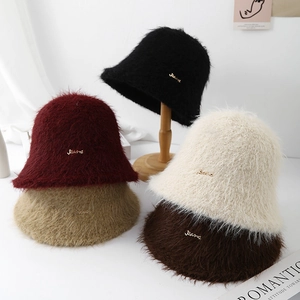 Chapeau bob en fausse fourrure de lapin avec logo métallique doré multicolore