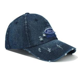 Detail der verwaschenen blauen Denim-Baseballkappe mit Used-Effekt und Alfred-Stickerei
