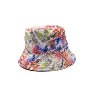 Bob artistique avec motifs abstraits de peinture fluide colorée et protection solaire